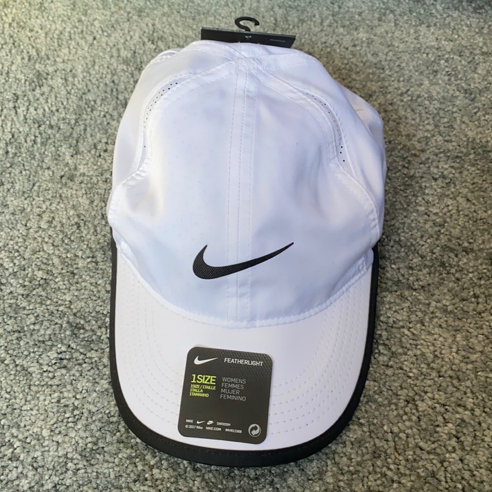 White Nike Aerobill Women’s Tennis Hat